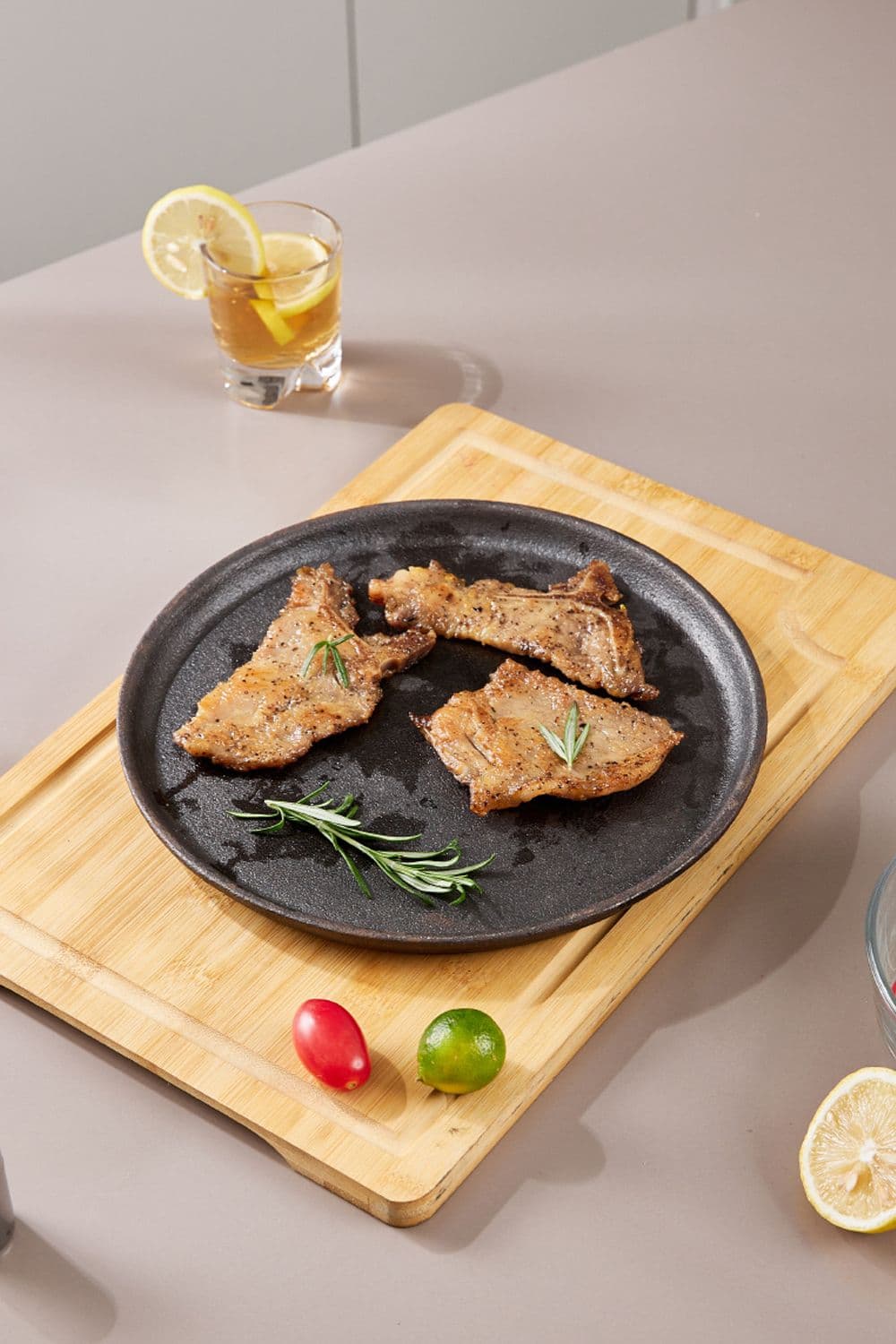 Cast Iron Griddle Pan Round Grill Frying Cookware with Wooden Tray 24cm Dia