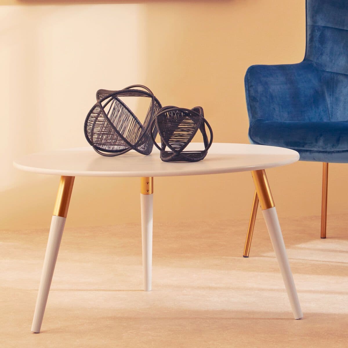 Light Grey Coffee Table, Triangular Large End Table, Long Lasting Round Top Coffee Table for Indoor, Outdoor