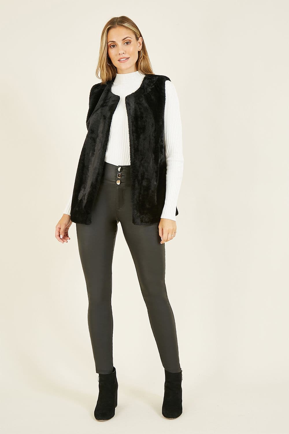 Black Faux Fur 'Cretia' Gilet