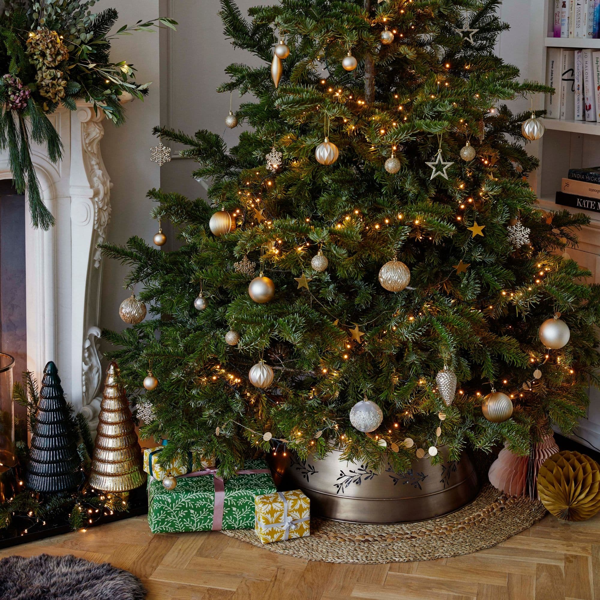 Cut Out Mistletoe Tree Skirt D67cm H25cm