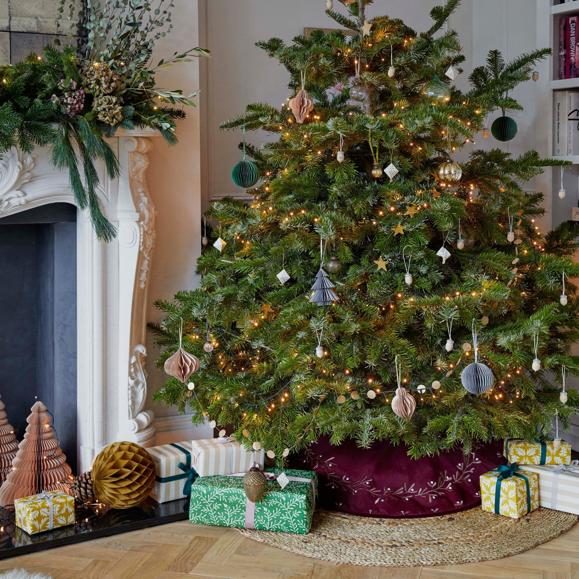 Ruby Velvet Mistletoe Tree Skirt D80cm