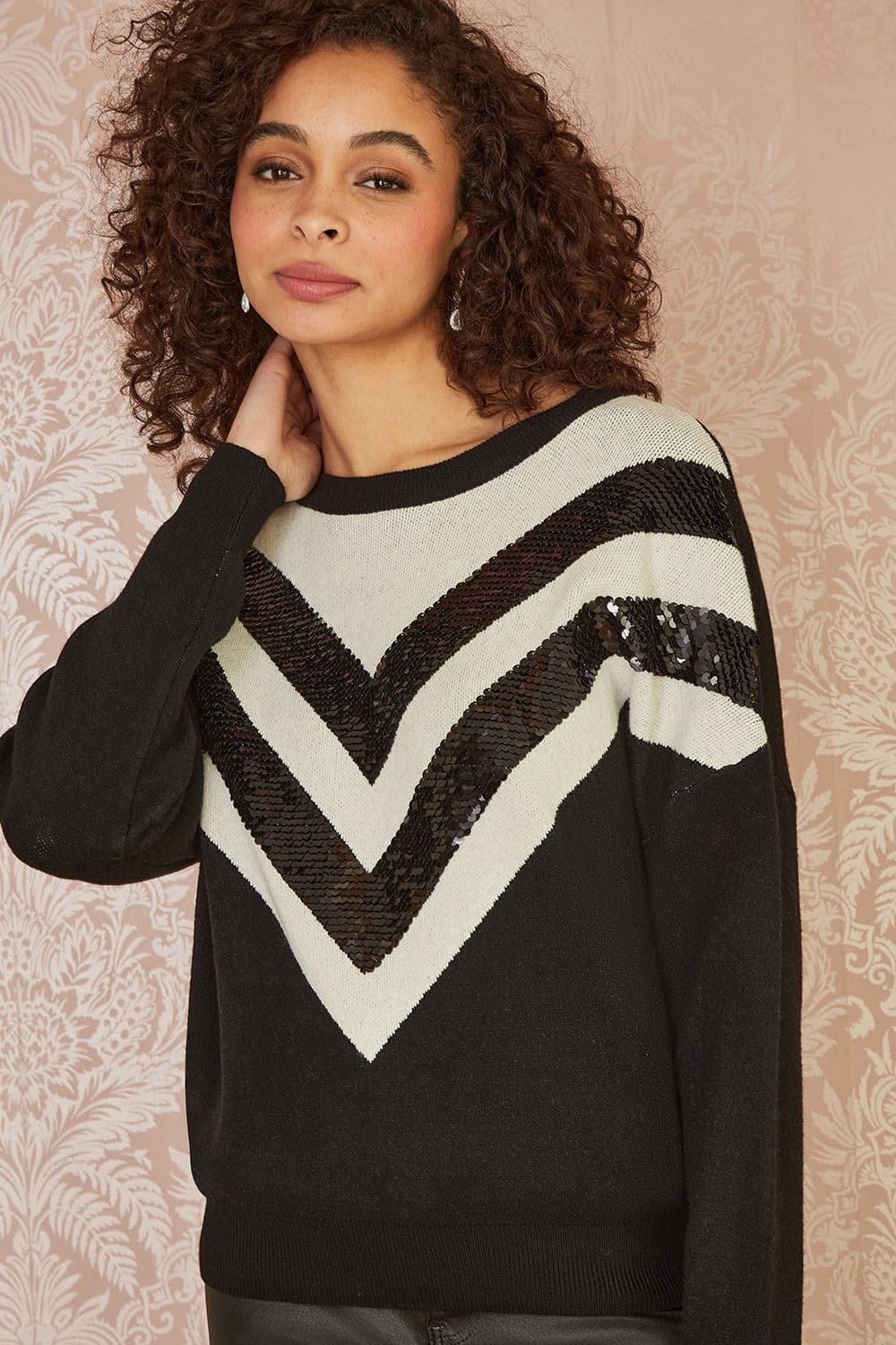 Yumi Women's Black Zig Zag Knitted Relaxed Jumper With Sequins | Size: S/M
