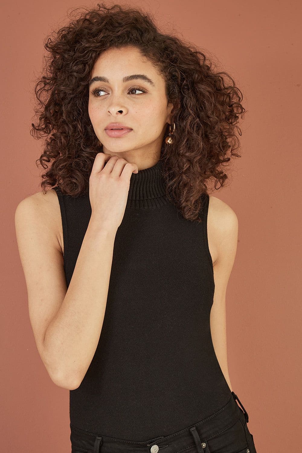 Yumi Women's Black Knitted Roll Neck Sleeveless Jumper | Size: Large