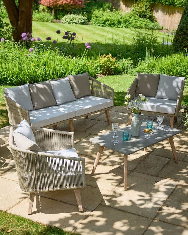 Luxury Style Four Seater Rattan Garden Furniture Set Acacia Wood Outdoor Garden Sofa Set Coffee Table