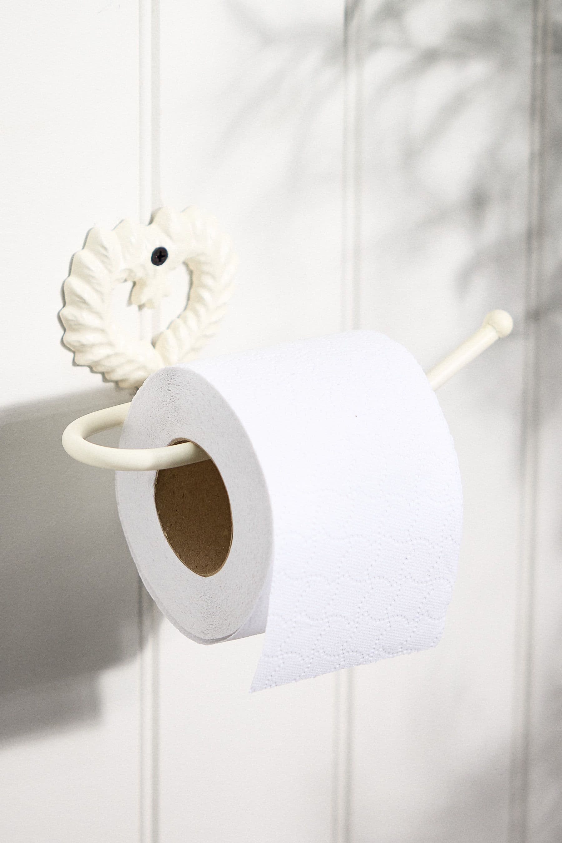 Vintage Style Cast Iron Toilet Roll Holder Wall Mounted Love Heart Wreath Toilet Roll Paper Tissue Dispenser