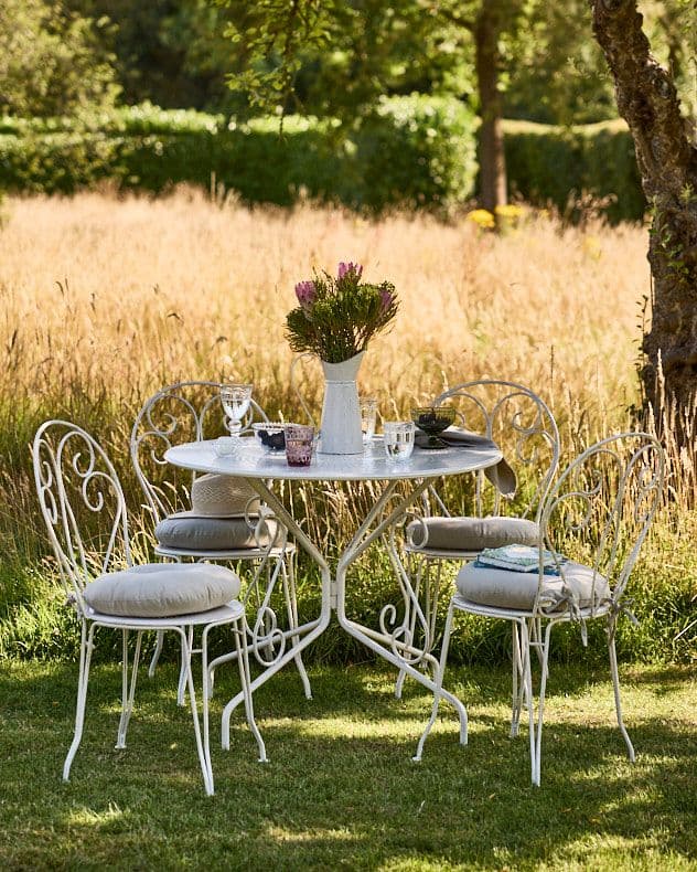 Traditional Style Four Person Indoor Outdoor Garden Iron Bistro Table Chairs Set Free Seat Pads