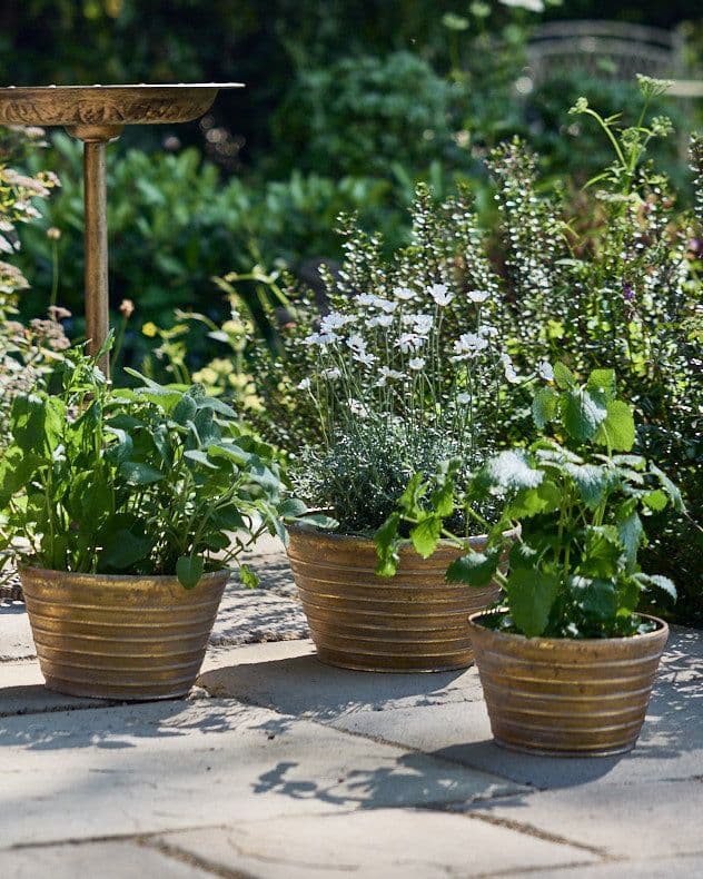 Set 3 Distressed Round Ribbed Plant Pots Outdoor Garden Planters