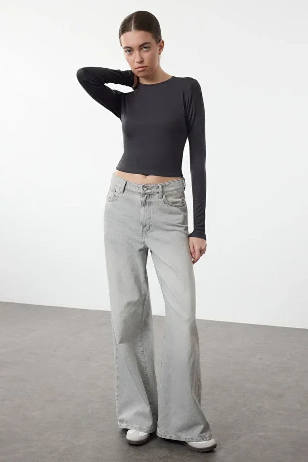 Crew Neck Cropped Stretch Knit Blouse