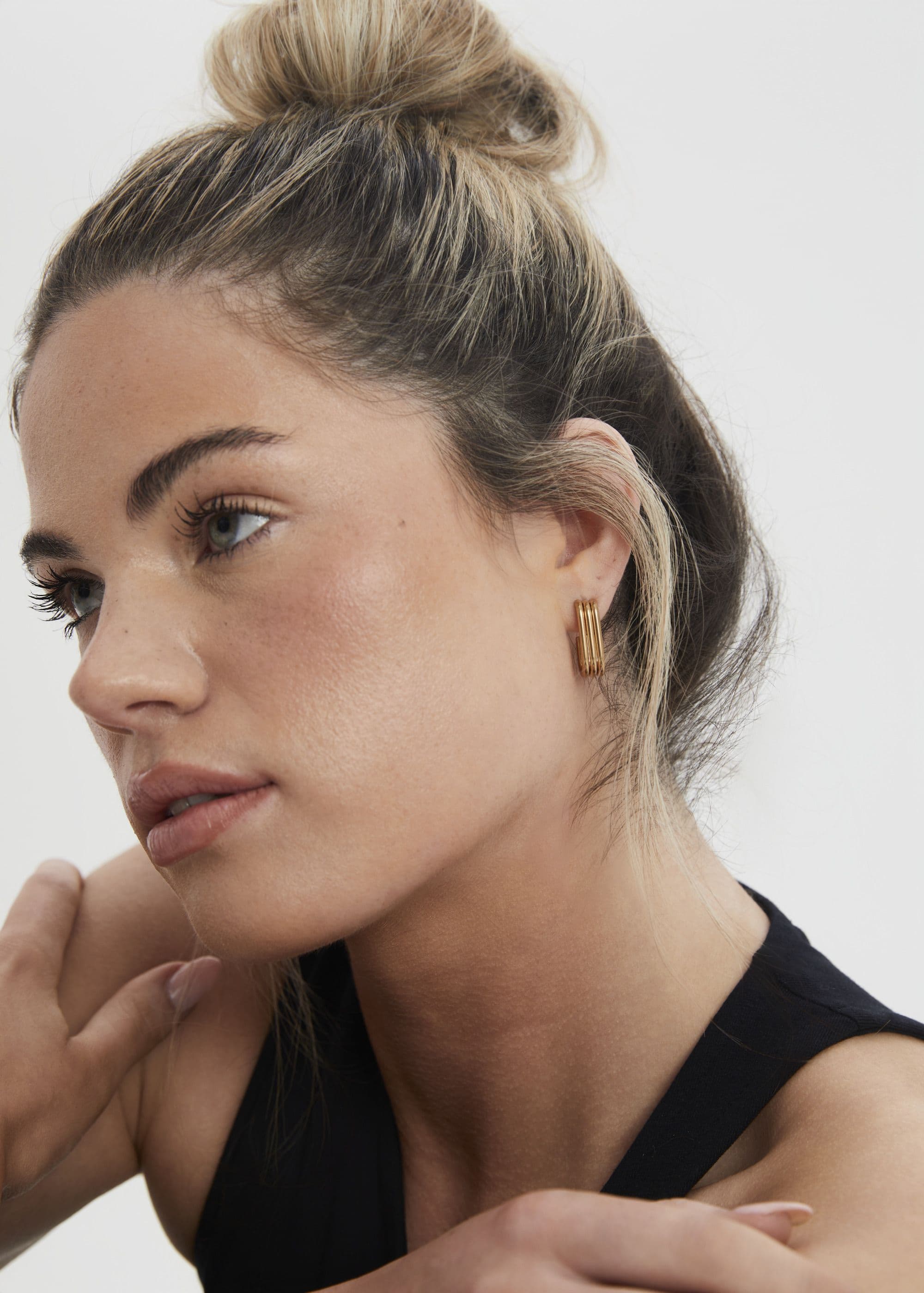 Madein Women's Matilda Ribbed Drop Earrings in Metallic Gold