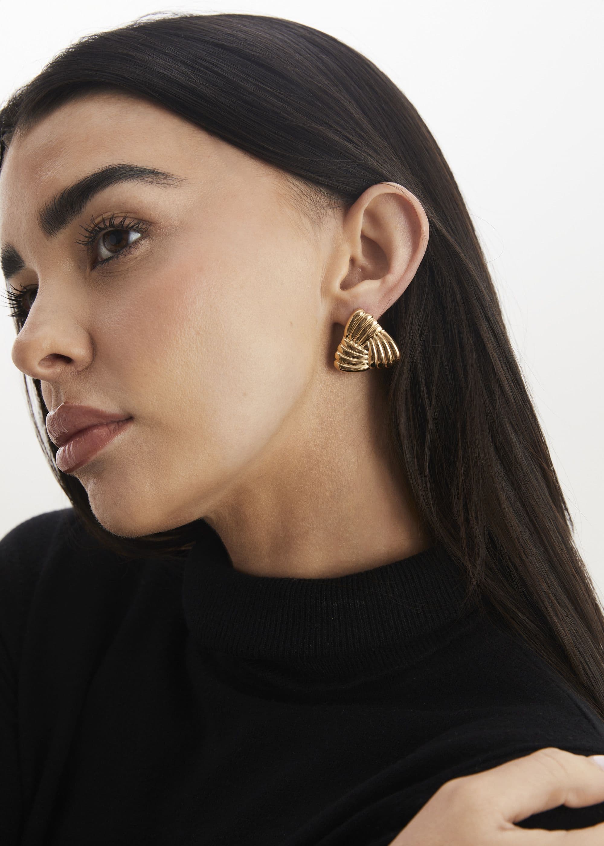 Madein Women's Nina Triangular Ribbed Earrings in Metallic Gold