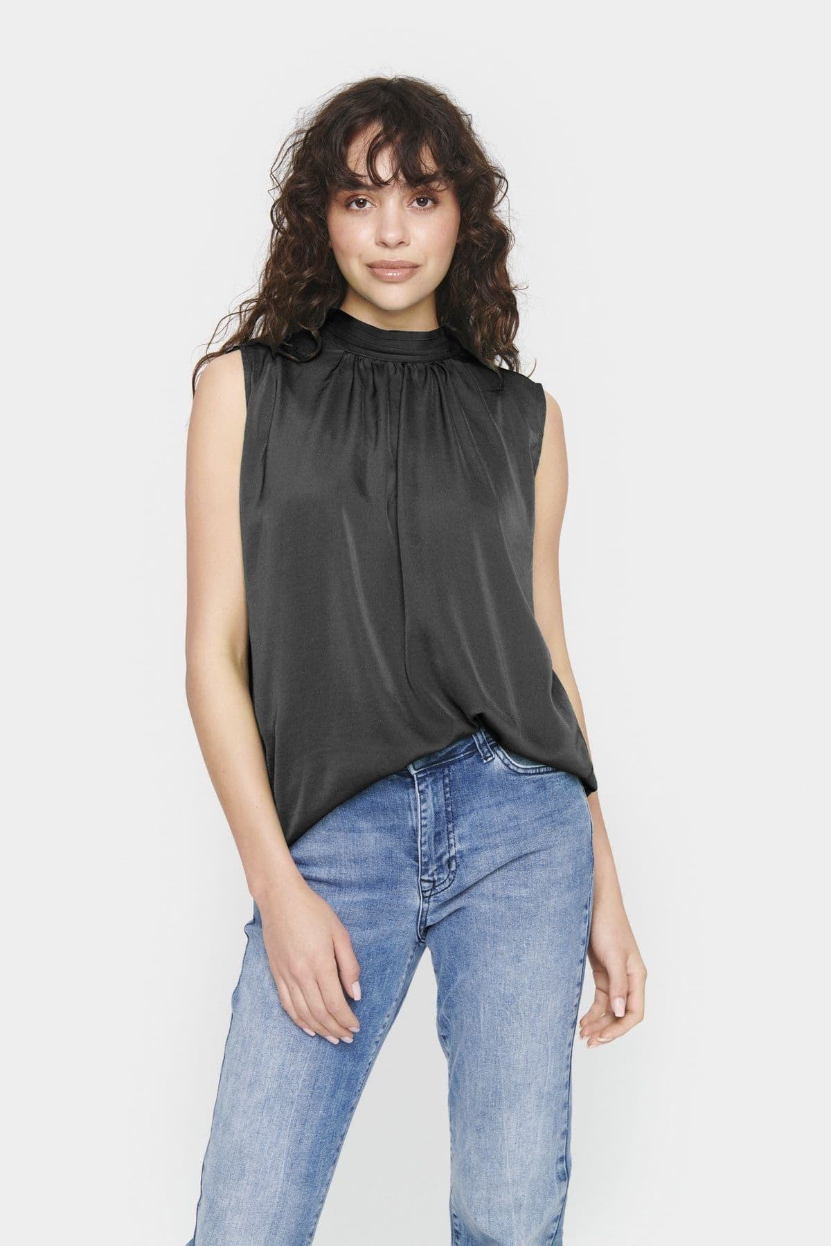 Aileen Sleeveless Pleat Blouse