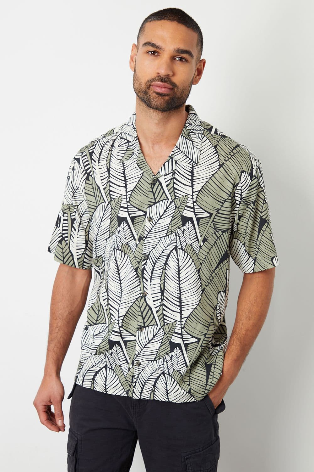 Retro Tropical Leaf Print Revere Collar Short Sleeve Shirt
